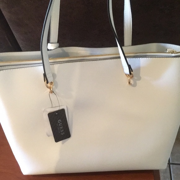 White Guess purse - Picture 3 of 3